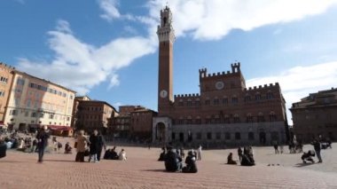 Siena, Toskana, İtalya - 12 Şubat 2022: Siena 'nın tarihi merkezinde ünlü Piazza del Campo' nun zaman aşımı. Şehrin ana meydanında gezinen turistler.