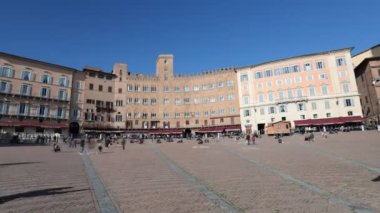 Siena, Toskana, İtalya - 12 Şubat 2022: Siena 'nın tarihi merkezindeki güzel ve ünlü Piazza del Campo' nun zaman aşımı.