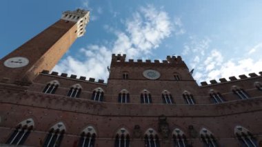 Tarihi Siena 'nın tarihi merkezinde Torre del Mangia ile tarihi Pubblico Sarayı' nın zaman aşımı..