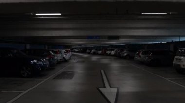 Siena, Toskana, İtalya - 12 Şubat 2022: POV 'ta vurulma, Siena' da bir yeraltı otoparkında yürüme.
