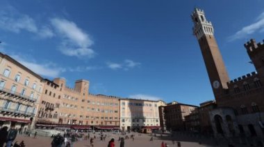 Siena, Tuscany, İtalya - 12 Şubat 2022: Ortaçağ 'ın tarihi merkezinde ünlü Piazza del Campo' nun zaman aşımı.