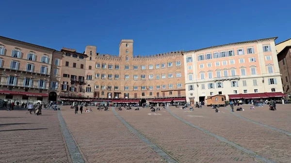 Siena, Toskana, İtalya - 12 Şubat 2022: Siena 'nın tarihi merkezindeki güzel ve ünlü Piazza del Campo.