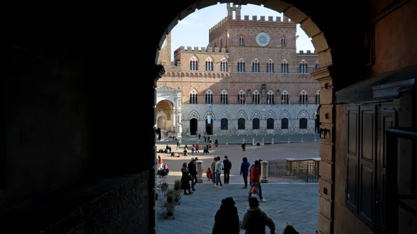 Sob Uma Arcada Piazza Del Campo Centro Histórico Siena Toscana — Fotografia de Stock