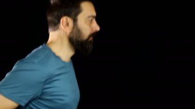 Siyah arka planda koşan bir adam.