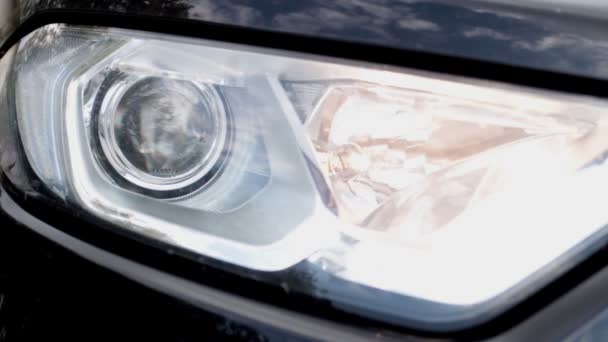 Zbliżenie Reflektor Samochodu Włącza Się Sporadycznie Światła Drogowe — Wideo stockowe