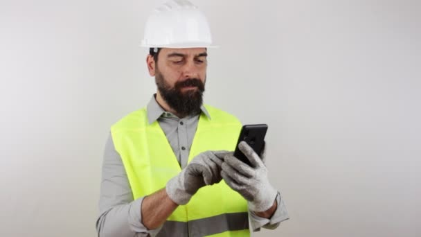 Civiele Ingenieur Draagt Werkhelm Reflecterende Jas Maken Selfie Met Smartphone — Stockvideo