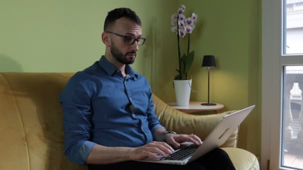 Pria Berjenggot Duduk Sofa Rumah Bekerja Dengan Laptop Dari Rumah — Stok Video