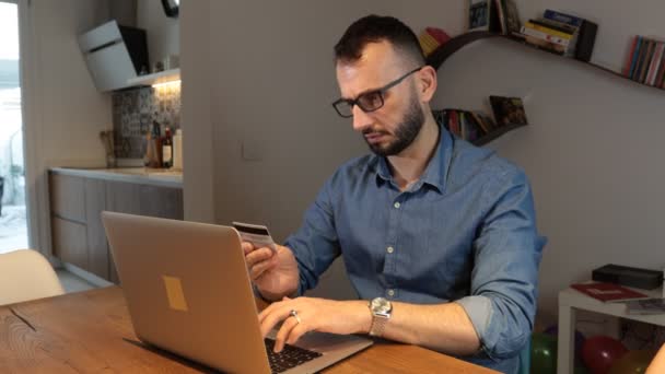 Homem Sentado Usando Laptop Cartão Crédito Fazer Pagamento Para Reserva — Vídeo de Stock