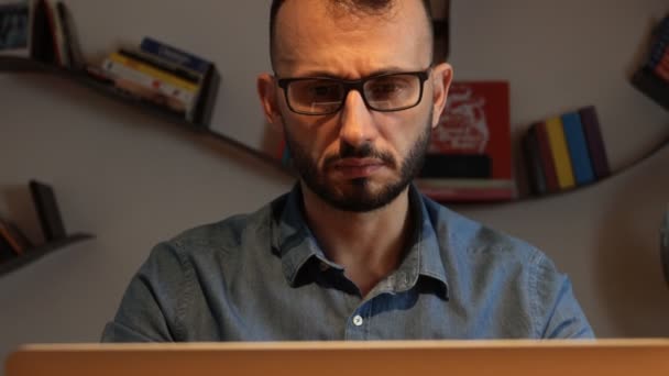 Close Pria Dengan Jenggot Duduk Bekerja Dengan Laptop Dari Rumah — Stok Video