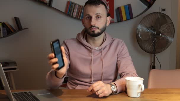 Jeune Homme Avec Barbe Assis Tenant Smartphone Dans Main Afficher — Video