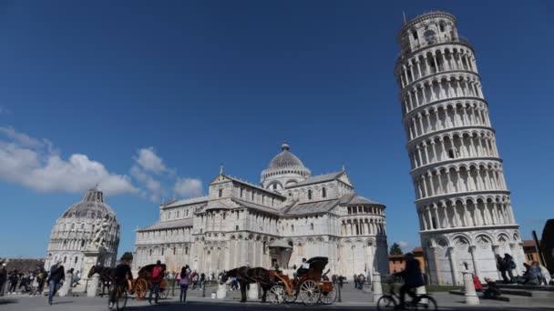 トスカーナ イタリア 2022年4月5日 観光客 大聖堂 洗礼堂 貸出塔と素晴らしいミラコリ広場のスローモーション — ストック動画