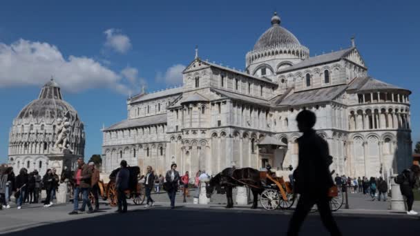 トスカーナ イタリア 2022年4月5日 大聖堂 ジョバンニの洗礼堂 観光客とミラコリ広場のスローモーション — ストック動画