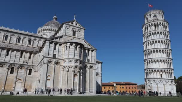 イタリア トスカーナ州ピサ 2022年4月5日 ピサの大聖堂と斜塔のタイムラプスと街のシンボルを訪れる人々の群衆 — ストック動画