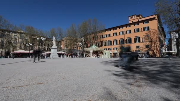 Lucca, Toskánsko, Itálie - 10. dubna 2022: Uplynutí času Piazza Napoleone v historickém centru města Lucca.