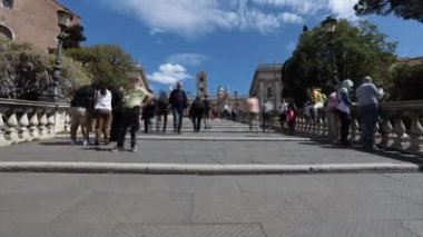 Roma, İtalya - 24 Nisan 2022: Roma 'daki Piazza del Campidoglio' ya giden merdivenlerde turist kalabalığı ile zaman aşımı.