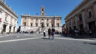 Roma, İtalya - 24 Nisan 2022: Roma 'da Piazza del Campidoglio' nun turist kalabalığıyla zaman aşımı.