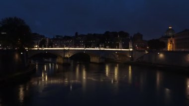 Ponte Vittorio Emanuele II veya Ponte Vittorio İtalya 'nın Tiber kentinde bulunan bir köprü. Gece süresi doluyor..