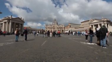 Roma, İtalya - 25 Nisan 2022: Roma, İtalya 'da Aziz Peter Meydanı' nın zaman aşımı.