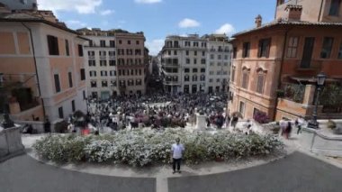 Roma, İtalya - 25 Nisan 2022: Merdiven boşluğunda görülen ünlü İspanyol Merdivenlerinin zaman aşımı.