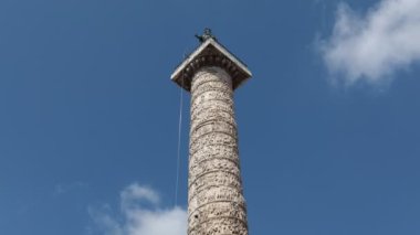 Roma, İtalya 'daki Piazza Colonna' da bulunan Marcus Aurelius Sütununun zaman aşımı.