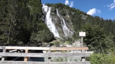 Val di Genova 'daki Nardis şelaleleri Adamello Brenta Doğal Parkı, Trentino, İtalya.