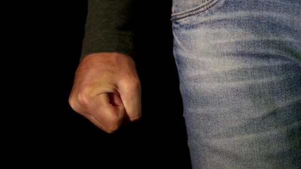 Розгніваний Чоловік Стискає Кулак Чорному Фоні Одна Людина Стає Божевільною — стокове відео
