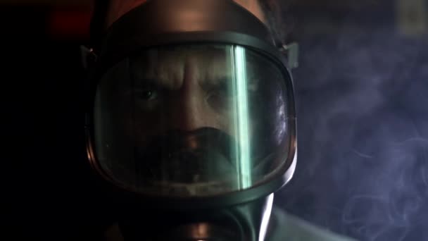 Man Met Gasmasker Tussen Giftige Rook Donkere Achtergrond Sluiten — Stockvideo