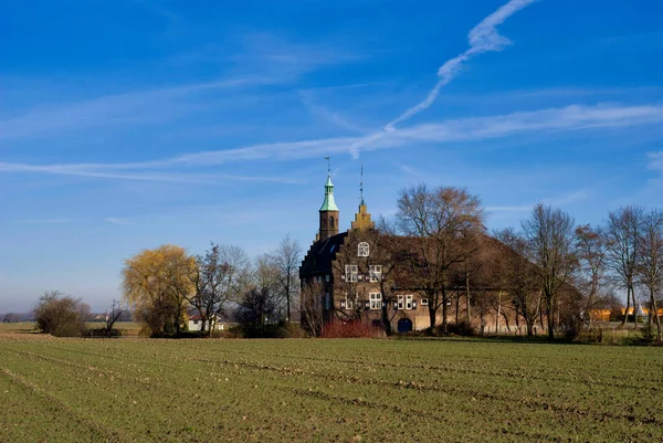 Монументальна будівля біля голландського села Meeuwen. — стокове фото