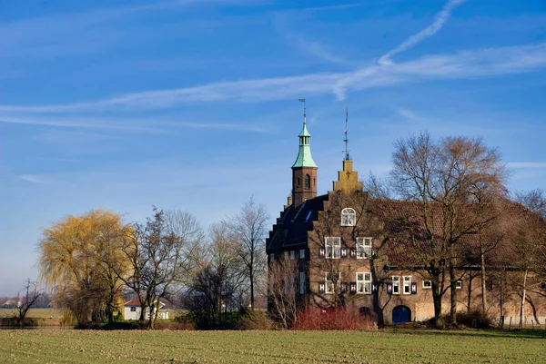 Monumental byggnad nära Meeuwen i den nederländska provinsen Noord-Brabant — Stockfoto