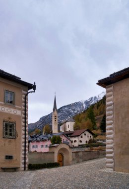 Zernez 'deki San Mauritius kilisesine bakın.