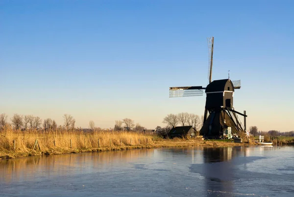 Los Oudendijks Molen a lo largo del río Giessen cerca de Hoornaar — Foto de Stock