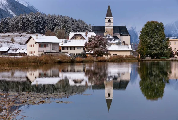 İsviçre toplumundaki Tarasp köyü Scuol