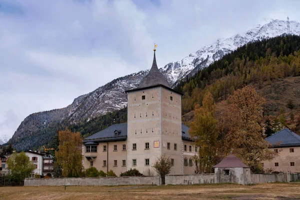 Castillo de Wildenberg en el pueblo suizo de Zernez — Foto de Stock