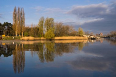 Dordrecht yakınlarındaki Wantij nehrinde güzel bir sabah.