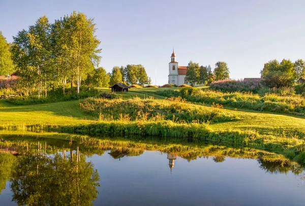 Pohled na kostel ze švédské obce Ljusnedal — Stock fotografie