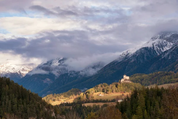 Tarasp castello si illumina in luce serale — Foto Stock