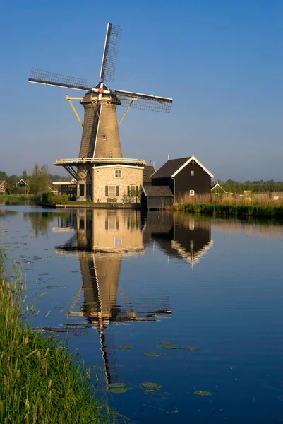 Windmühle De Vriendschap in Bleskensgraaf — Stockfoto