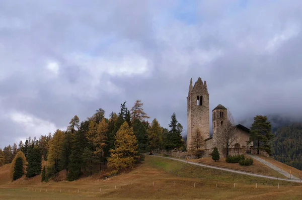 La iglesia de San Gian cerca de la aldea suiza Celerina — Foto de Stock
