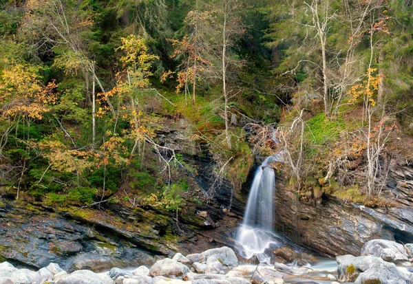 Små vattenfall nära den schweiziska byn Vulpera — Stockfoto