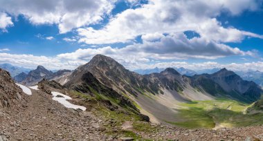 Parpaner Rothorn 'dan İsviçre kantonu Graubunden' deki Lenzerheide yakınlarındaki dağlık tepelere kadar görüntüyü al