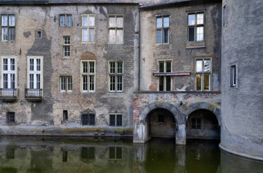 Almanya 'da birçok farklı pencereli bir kale duvarının yakın görüntüsü