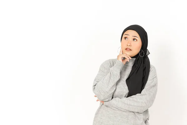 Pensando Gesto Bela Mulher Asiática Vestindo Hijab Isolado Fundo Branco — Fotografia de Stock