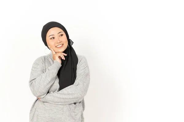 Pensando Gesto Bela Mulher Asiática Vestindo Hijab Isolado Fundo Branco — Fotografia de Stock