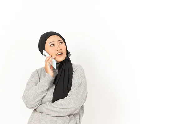 Telefonda Konuşurken Beyaz Üzerine Tesettürlü Güzel Bir Asyalı Kadını Düşünürken — Stok fotoğraf