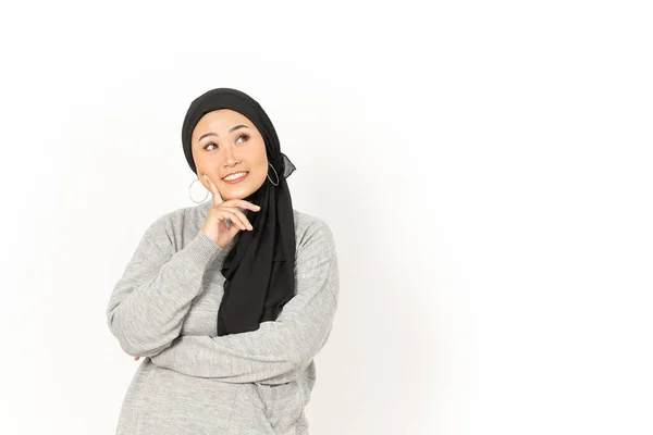 Pensando Gesto Hermosa Mujer Asiática Usando Hijab Aislado Sobre Fondo —  Fotos de Stock
