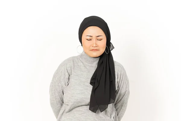 Smutny Wyraz Twarzy Pięknej Azjatki Noszącej Hidżab Izolowany Białym Tle — Zdjęcie stockowe