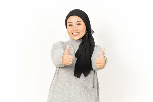 白い背景に隔離されたヒジャブを身に着けている美しいアジアの女性の親指を表示 — ストック写真