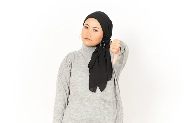 白い背景に隔離されたヒジャブを身に着けている美しいアジアの女性の下の親指を示す — ストック写真