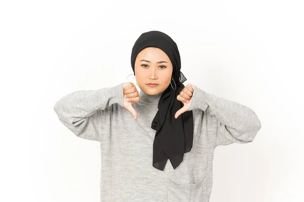 白い背景に隔離されたヒジャブを身に着けている美しいアジアの女性の下の親指を示す — ストック写真