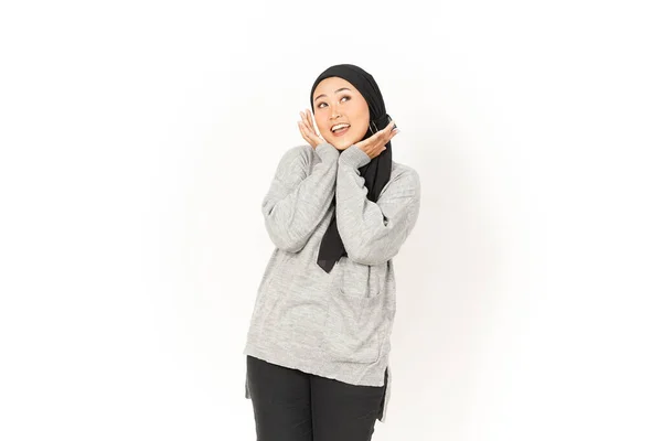 웃으면서 히잡을 백지에 고립된 아름다운 아시아 여성의 카메라를 — 스톡 사진